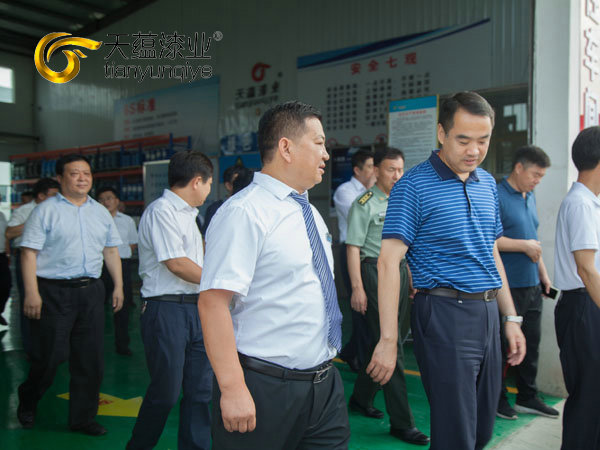 嘉祥縣縣委書記周生宏，視察天蘊(yùn)漆業(yè)公司