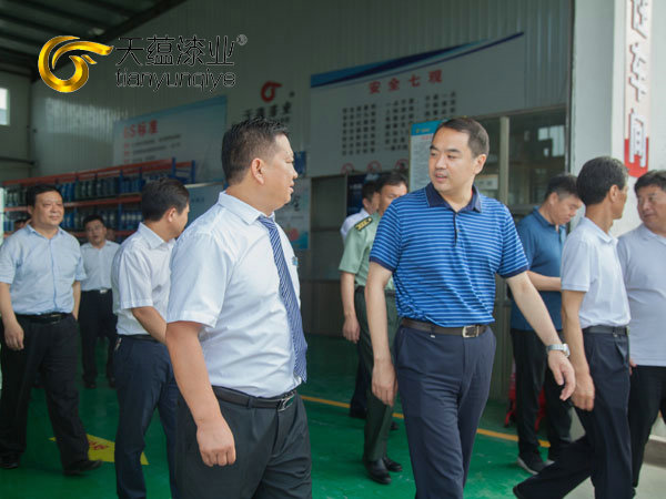 嘉祥縣縣委書記周生宏，視察天蘊(yùn)漆業(yè)公司