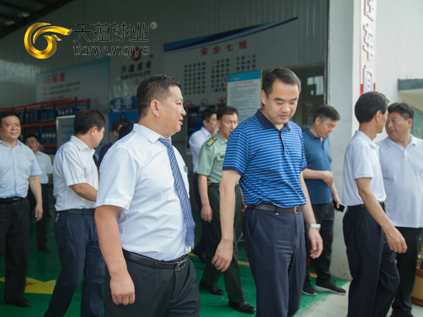 嘉祥縣縣委書記周生宏，視察天蘊(yùn)漆業(yè)公司