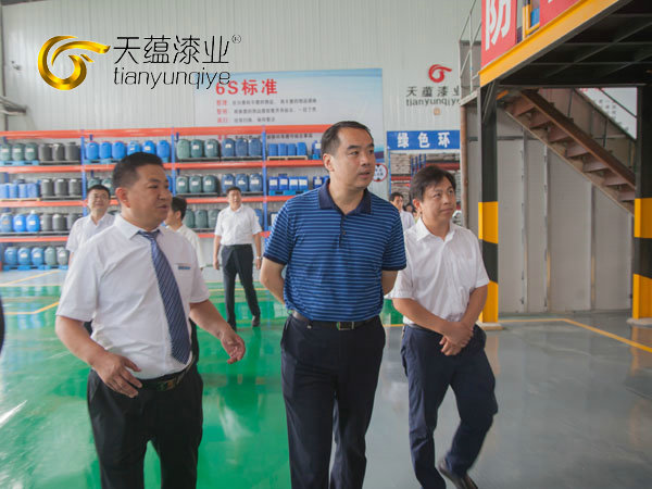嘉祥縣縣委書記周生宏，視察天蘊(yùn)漆業(yè)公司