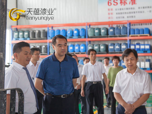 嘉祥縣縣委書記周生宏，視察天蘊(yùn)漆業(yè)公司